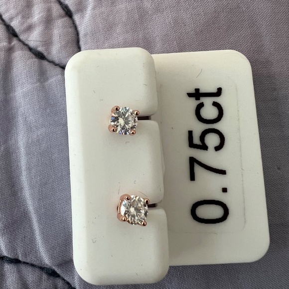 Moissanite Stud Earrings – 0.75 CTW, VVS D Color – 925 Silver, Rose Gold Plated - Picture 5 of 5